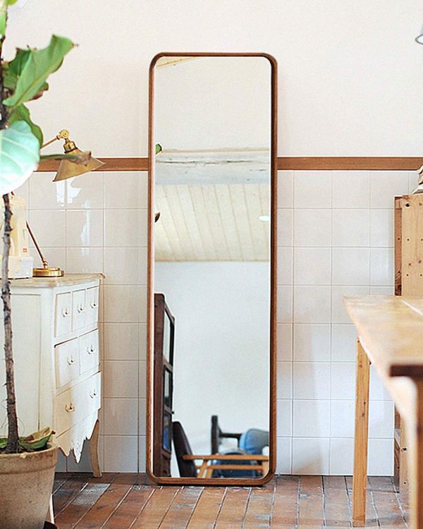 صورة زادي مرآة كاملة الطول بإطار خشبي