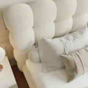 صورة السرير المُنجّد “كلوديل” بقاعدة من الخشب الطبيعي – بتصميم منحنيات ناعمة