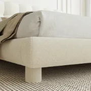 صورة السرير المُنجّد “كلوديل” بقاعدة من الخشب الطبيعي – بتصميم منحنيات ناعمة